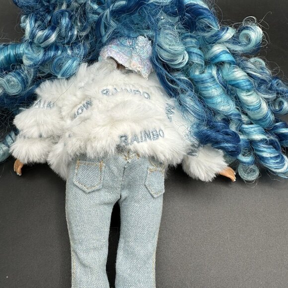 Rainbow High Winter Break Skyler Bradshaw Doll White Jacket Faux Fur Coat Skates - Picture 10 of 12